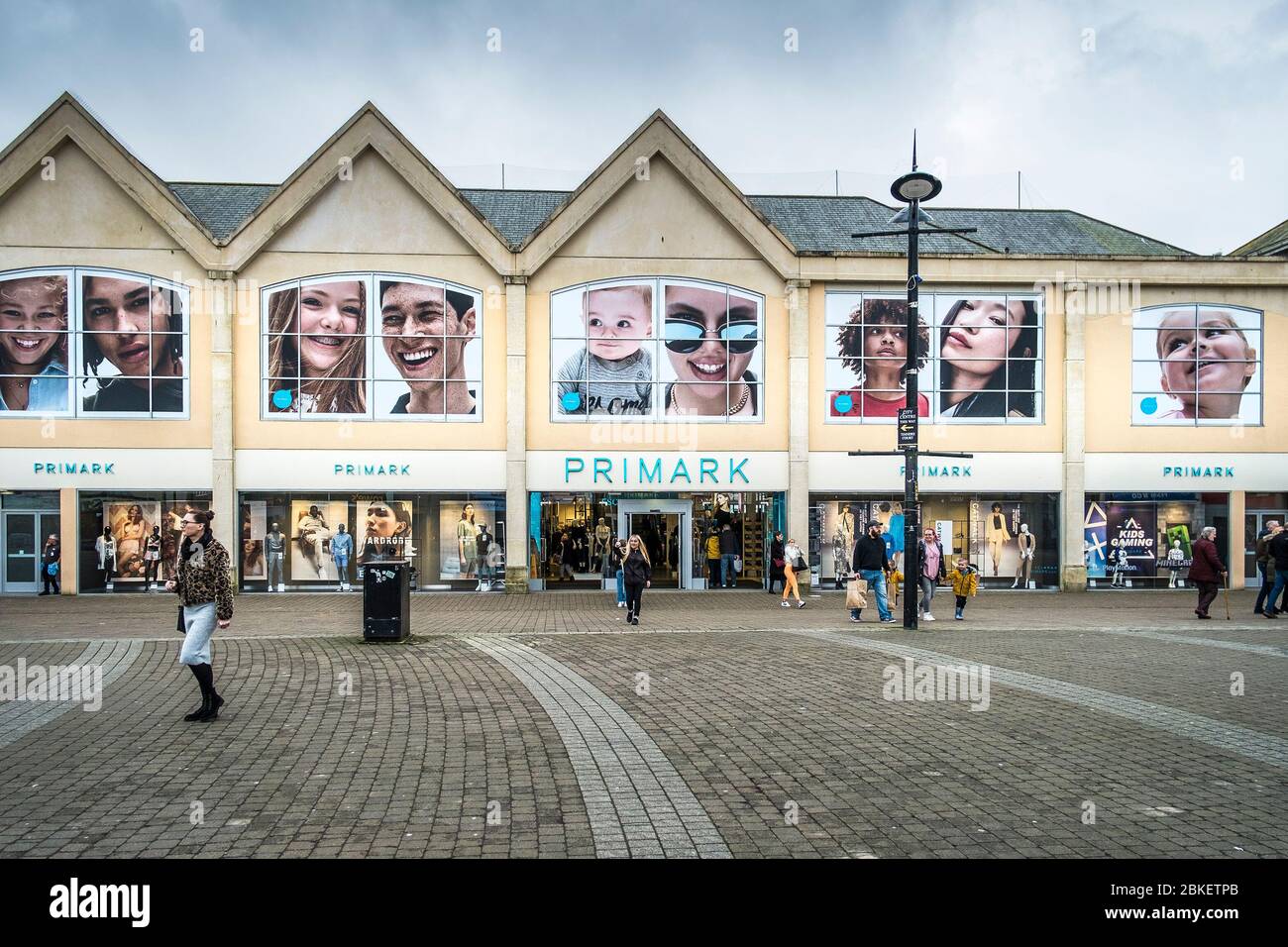 Un grande negozio di abbigliamento economico Primmark a Lemon Quay nel centro di Truro City in Cornovaglia. Foto Stock