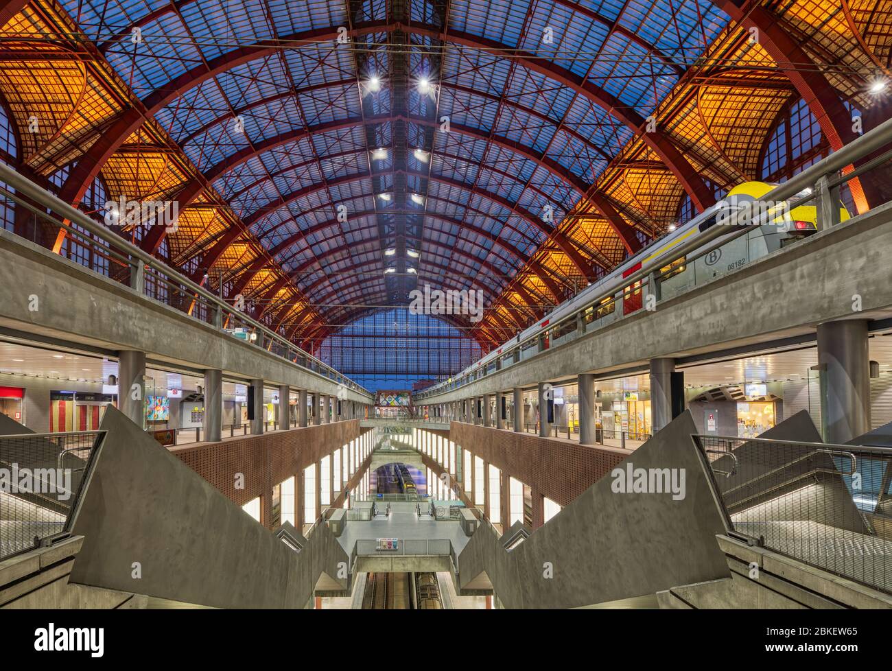 Anversa, Belgio. Stazione centrale interna. Piattaforma in metallo rosso e pannello con orario di partenza o di arrivo. Alti moderni Foto Stock