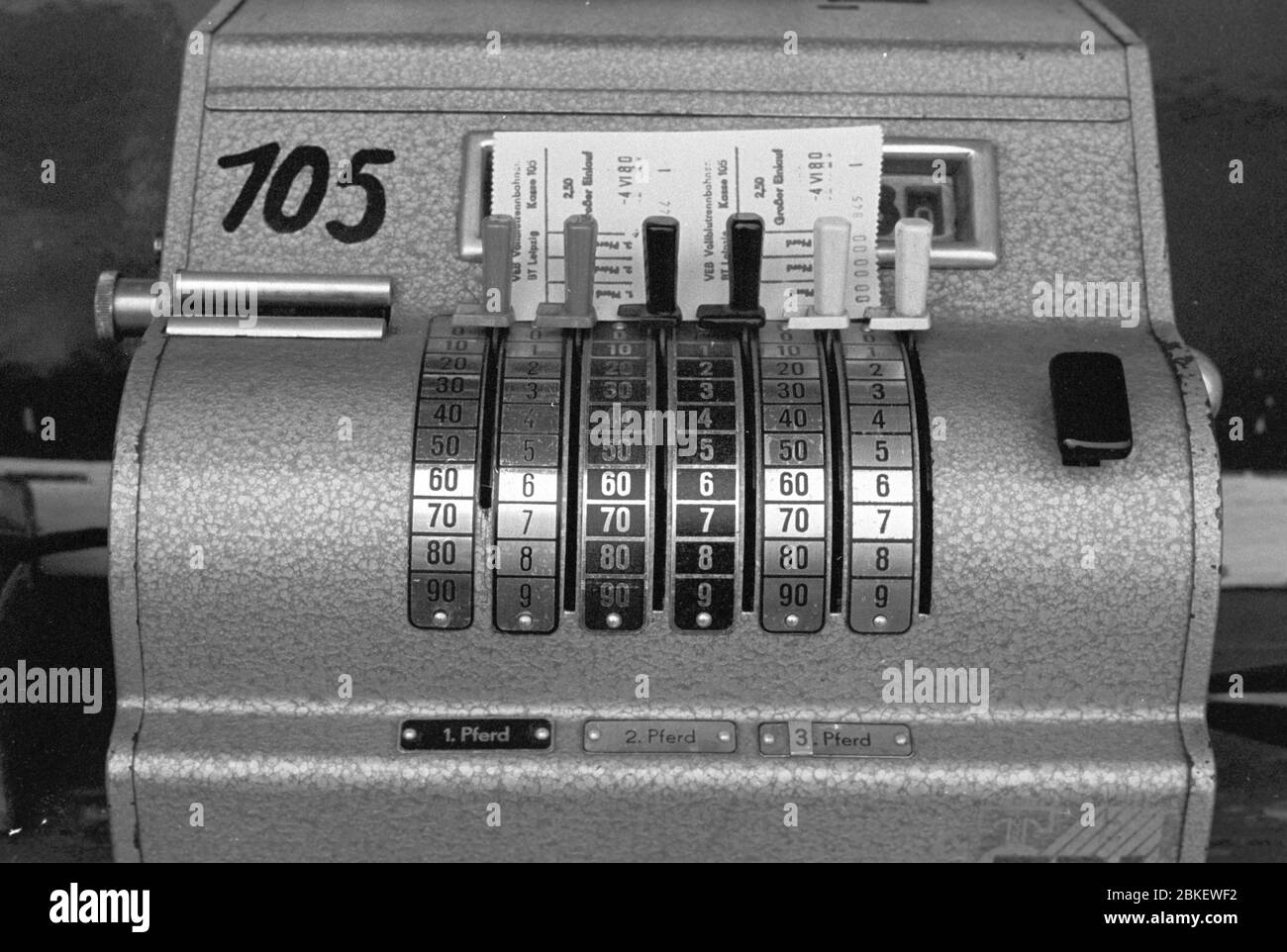 20 giugno 1980, Sassonia, Lipsia: Un registratore di cassa. All'ippodromo di Scheibenholz a Lipsia. Foto: Volkmar Heinz/dpa-Zentralbild/ZB Foto Stock