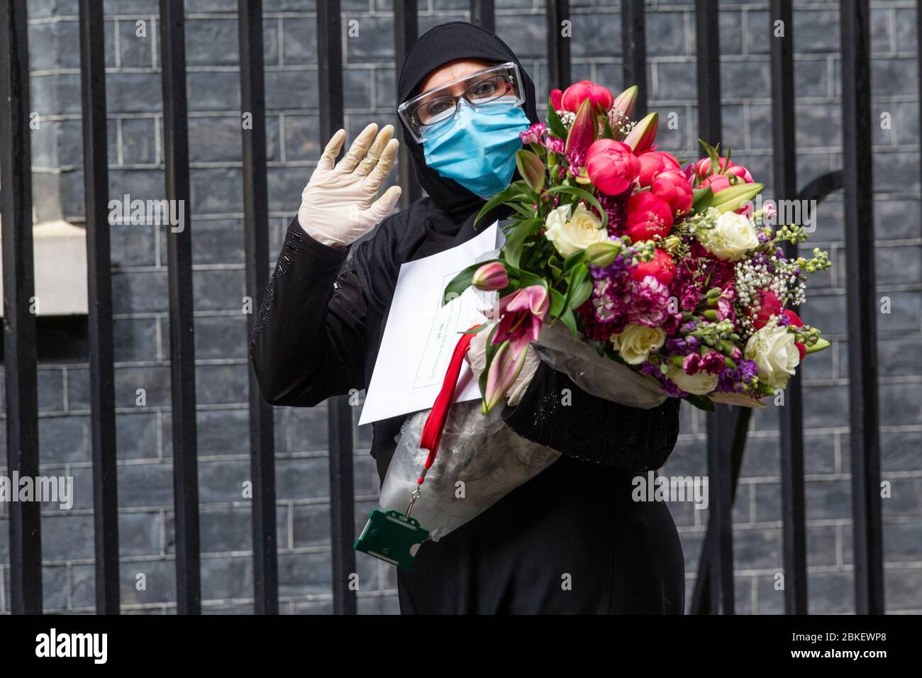 I fiori hanno trasportato al No.10 Downing Street per complimentarsi con il primo ministro britannico ed il suo fidanzato Carrie Symonds con la nascita del loro figlio Wilfred, Regno Unito Foto Stock