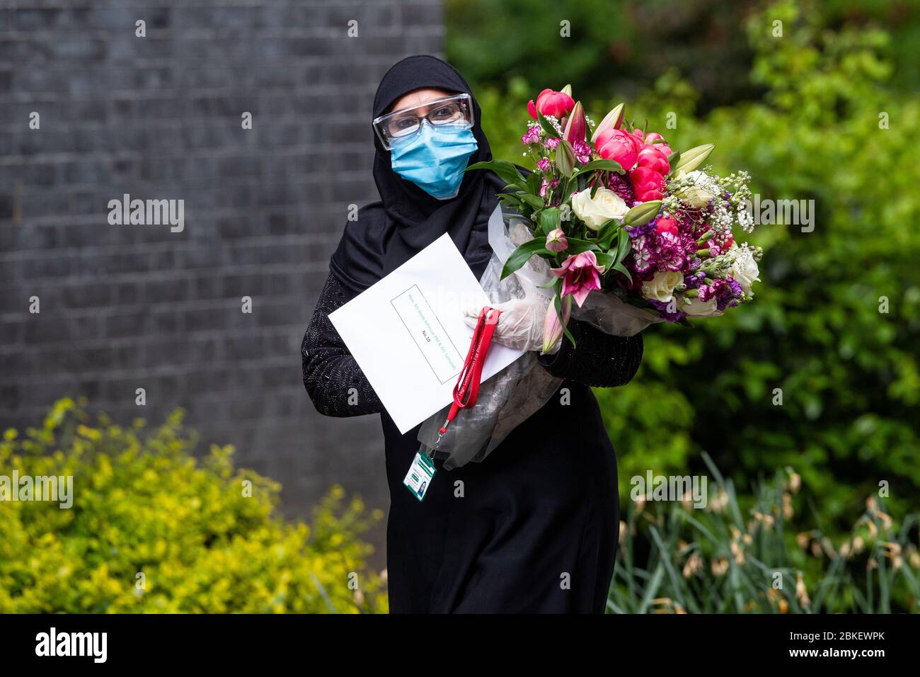 I fiori hanno trasportato al No.10 Downing Street per complimentarsi con il primo ministro britannico ed il suo fidanzato Carrie Symonds con la nascita del loro figlio Wilfred, Regno Unito Foto Stock