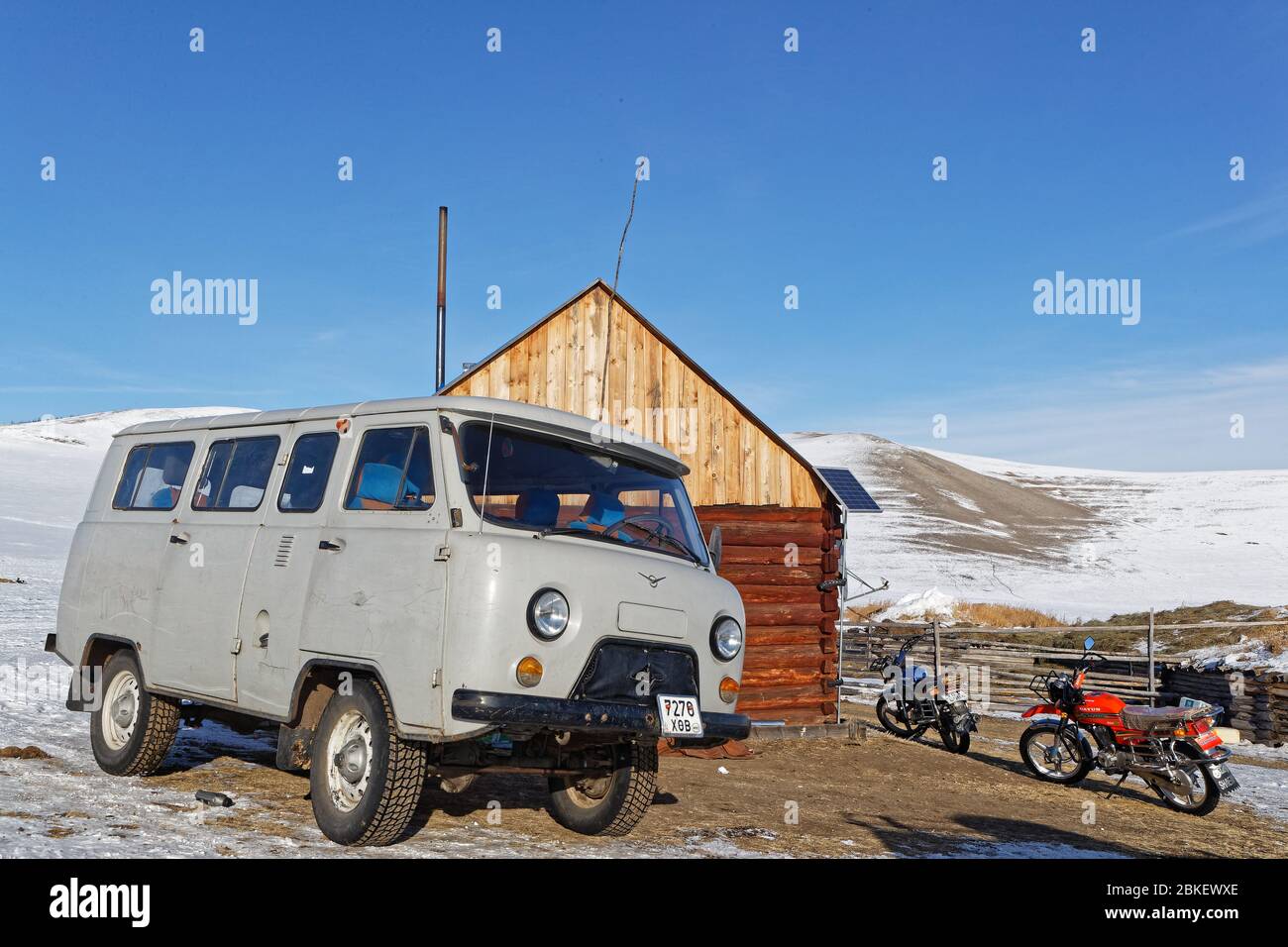 RENCHINLKHUMBE, MONGOLIA, 4 marzo 2020 : veicolo di Uaz e biciclette intorno ad una casa di legno nelle steppe desolate. Foto Stock
