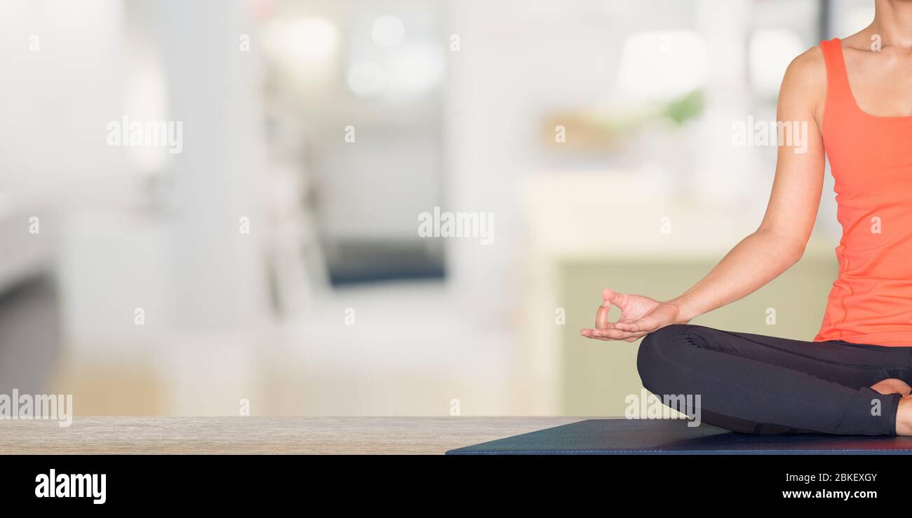 Chiudi le mani del gruppo yoga seduto facendo la mano Mudra e meditati in soggiorno a casa, concetto di calma e relax, benessere e sano stile di vita, lasciare Foto Stock