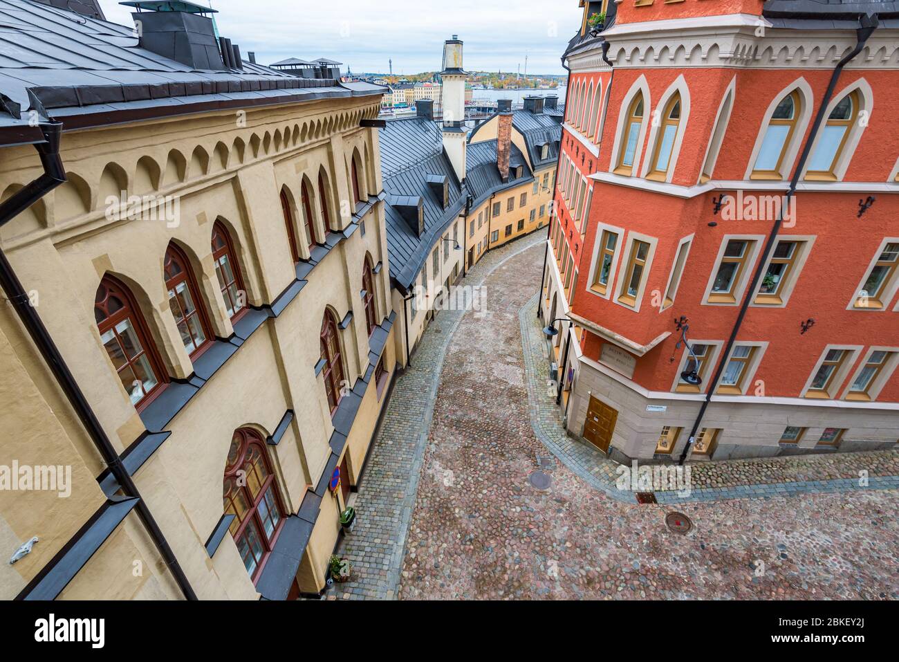 Tipico angolo di strada a Stoccolma, Svezia. E Bellmansgatan Pryssgrand, da Mariahissen, in Sodermalm. Novembre serata. Foto Stock