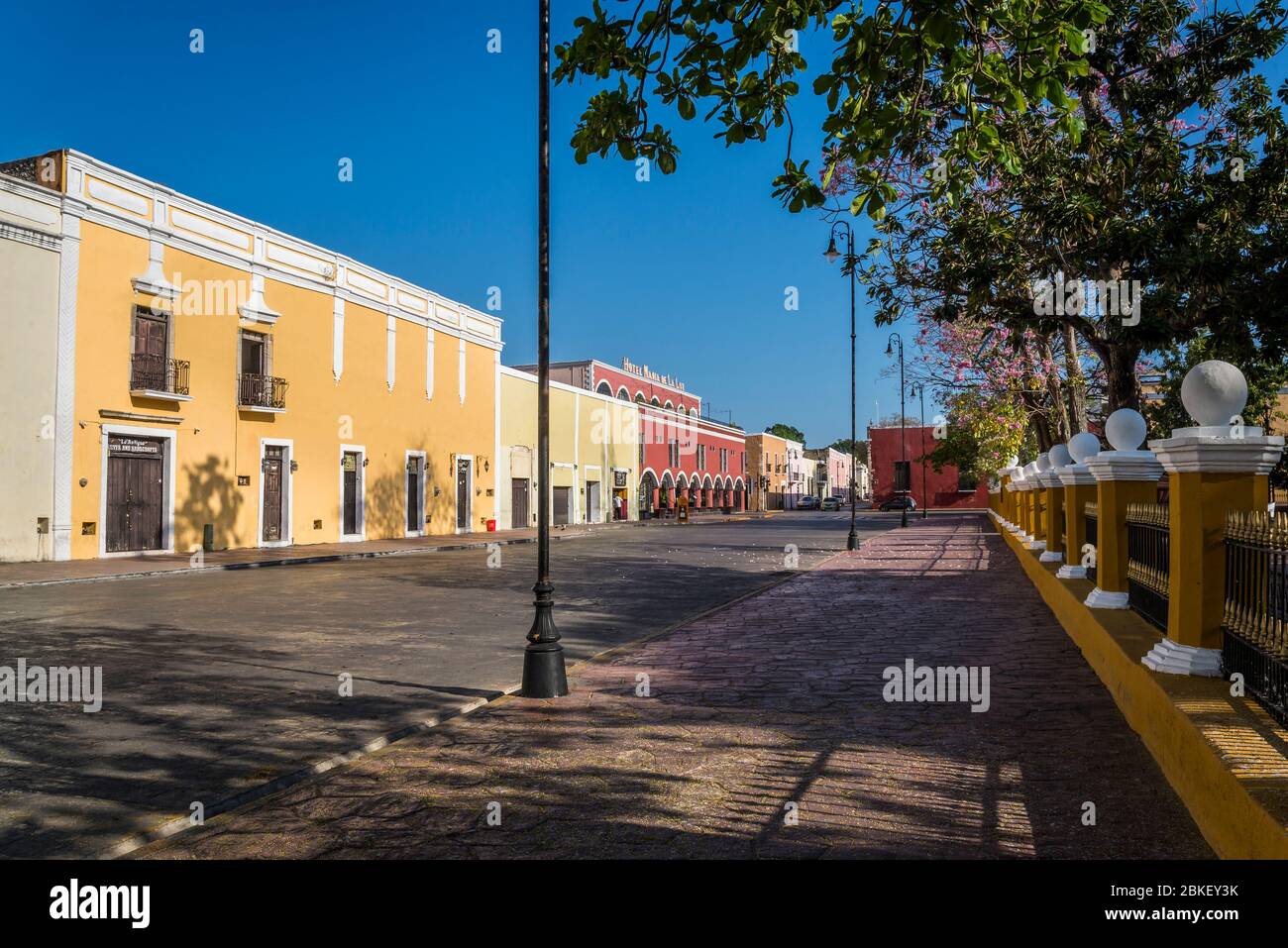 Piazza centrale deserta, Plaza e Parque Francisco Canton, a causa di un'area di blocco dei coronavirus, Valladolid, Yucatan, Messico Foto Stock