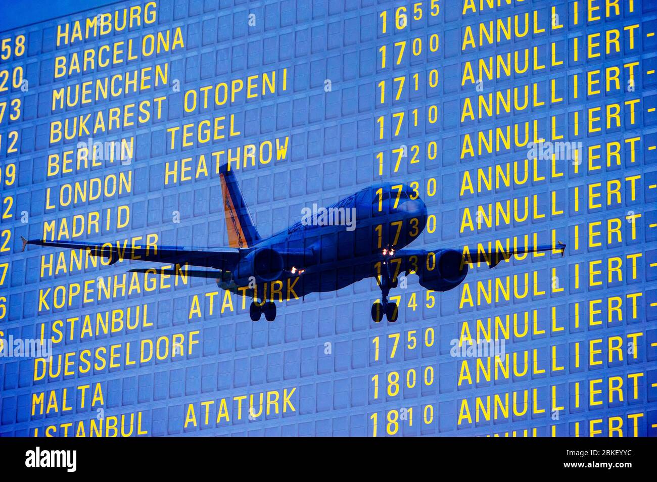 FOTO MONTAGGIO, arrivo e partenza bordo all'aeroporto, partenza cancellazioni, voli cancellati a causa di crisi corona Foto Stock