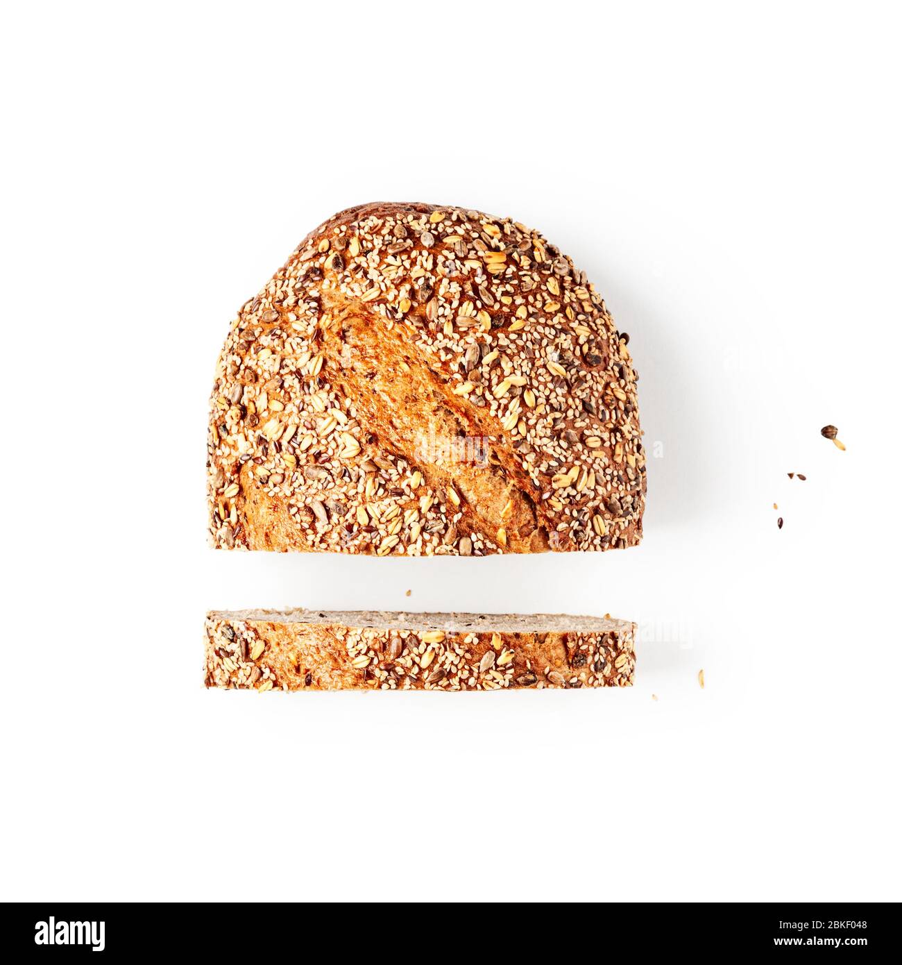 Composizione creativa di pane multigranato isolata su sfondo bianco tracciato di ritaglio incluso. Pane di segale intero a fette con semi diversi. Eatina sana Foto Stock