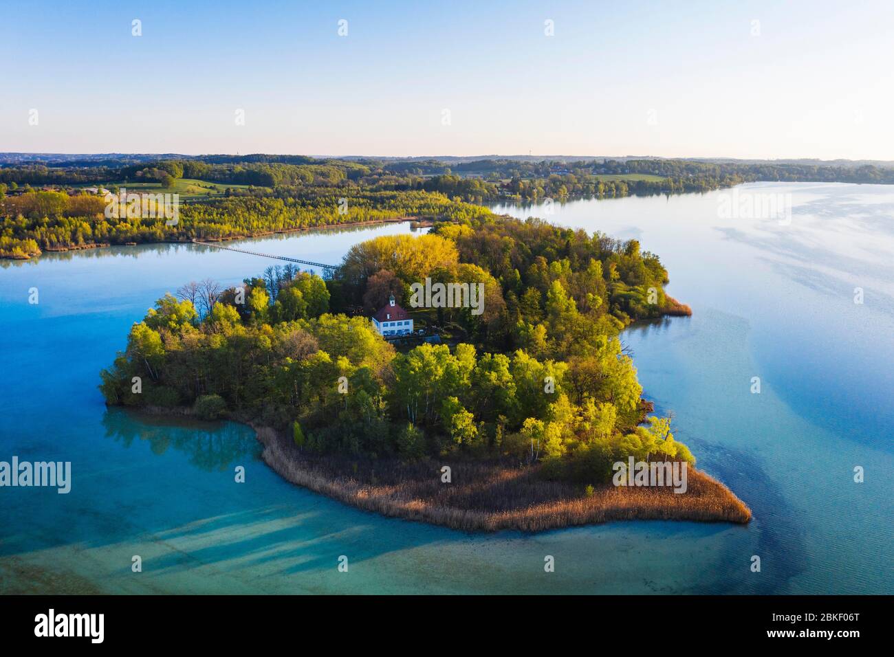 Isola di Woerth con Castello di Woerthschloessl, Isola di mouse, Lago di Woerth, vicino a Inning, cinque Laghi Paese, registrazione di droni, alta Baviera, Baviera Foto Stock