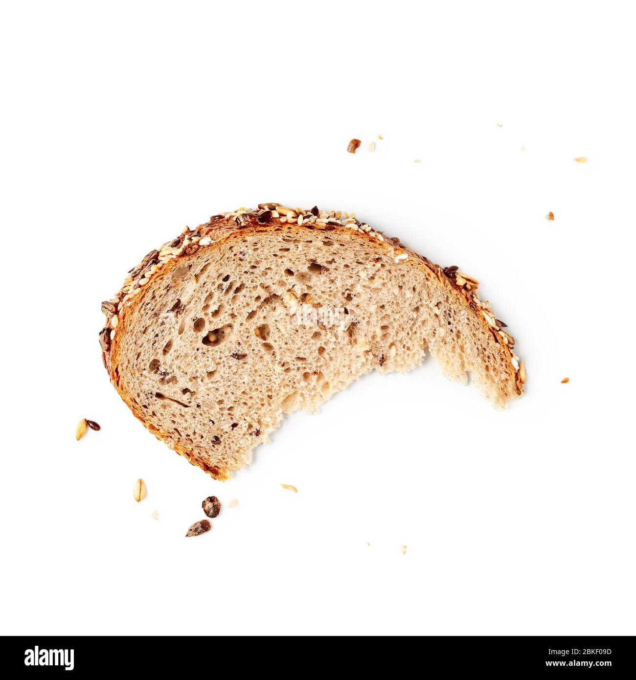 Fetta di pane multigrain isolata su sfondo bianco tracciato di ritaglio incluso. Pane di segale con semi diversi. Concetto di mangiare e mangiare sano. Top v Foto Stock