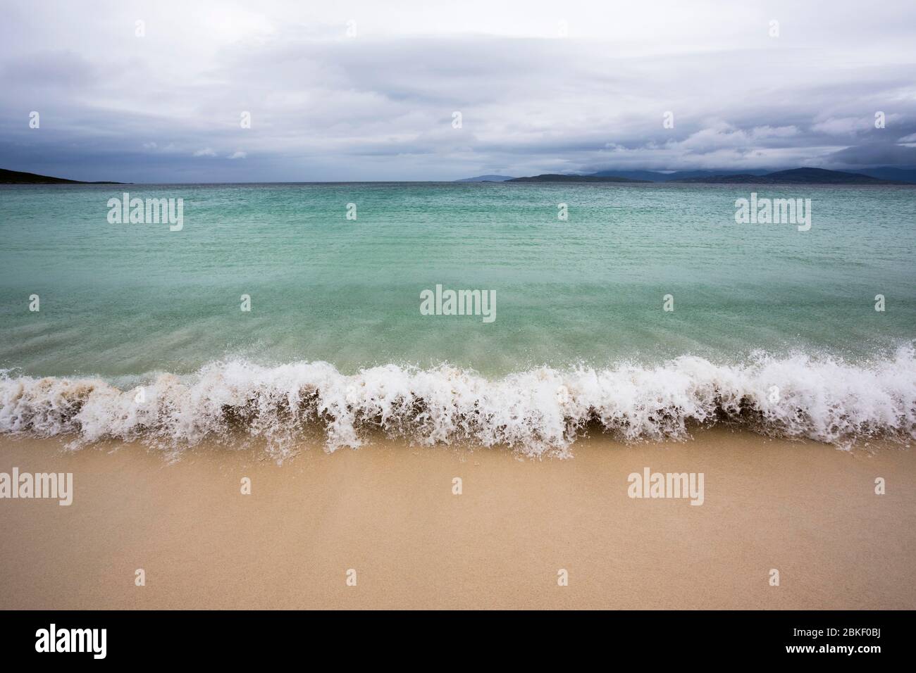 Onde sulla spiaggia Traigh na h-Uidhe, maltempo, Northton, Isola di Harris, Ebridi esterne, Scozia, Gran Bretagna Foto Stock