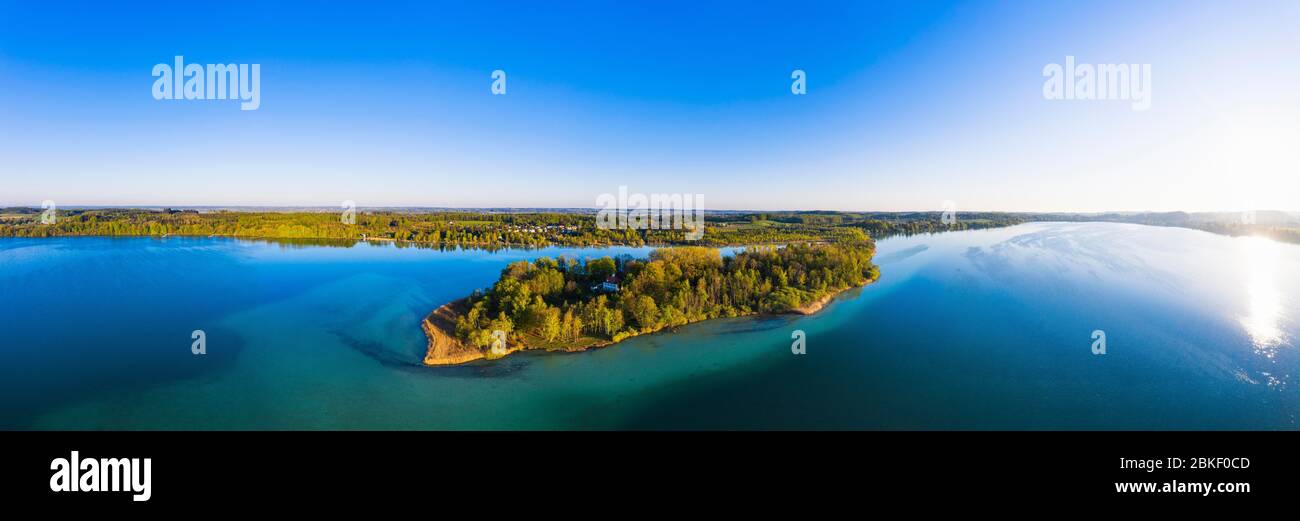 Panorama, Isola di Woerth con Castello di Woerthschloessl, Isola del mouse, Lago di Woerth, vicino a Inning, cinque Laghi Paese, fucilazione di droni, alta Baviera, Baviera Foto Stock