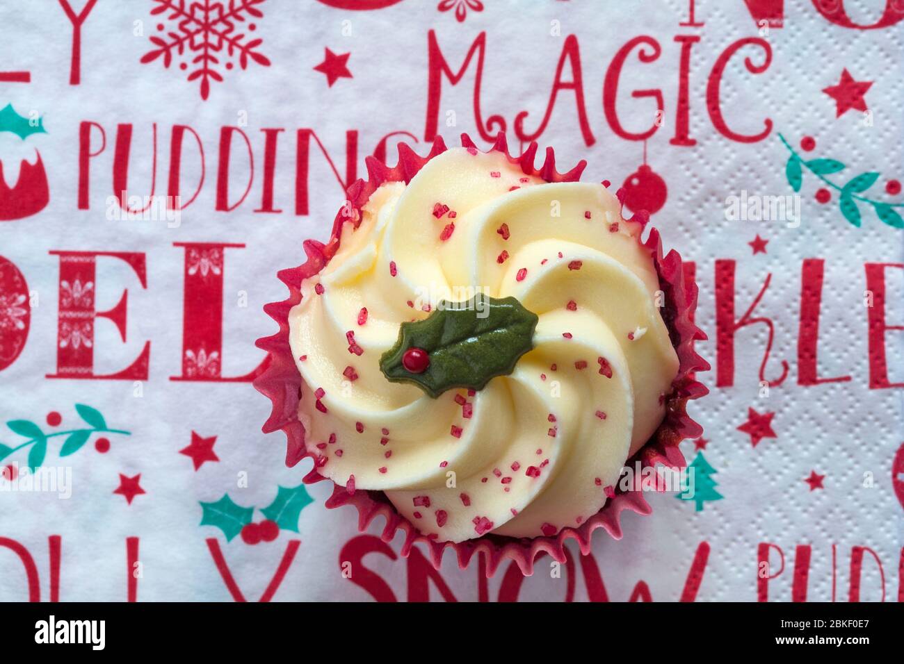 Sainsburys Red Velvet cupcake sul Natale tovagliolo tovagliolo - guardando verso il basso a partire da sopra Foto Stock