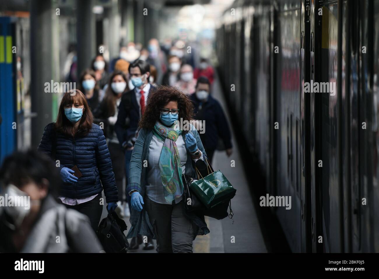 Milano, Italia - 4 maggio 2020: Pendolari alla stazione di Cadorna il primo giorno della seconda fase, mentre l'Italia è destinata ad alleggerire gradualmente le misure di blocco del coronavirus Covid-19. Credit: Piero Crociatti/Alamy Live News Foto Stock