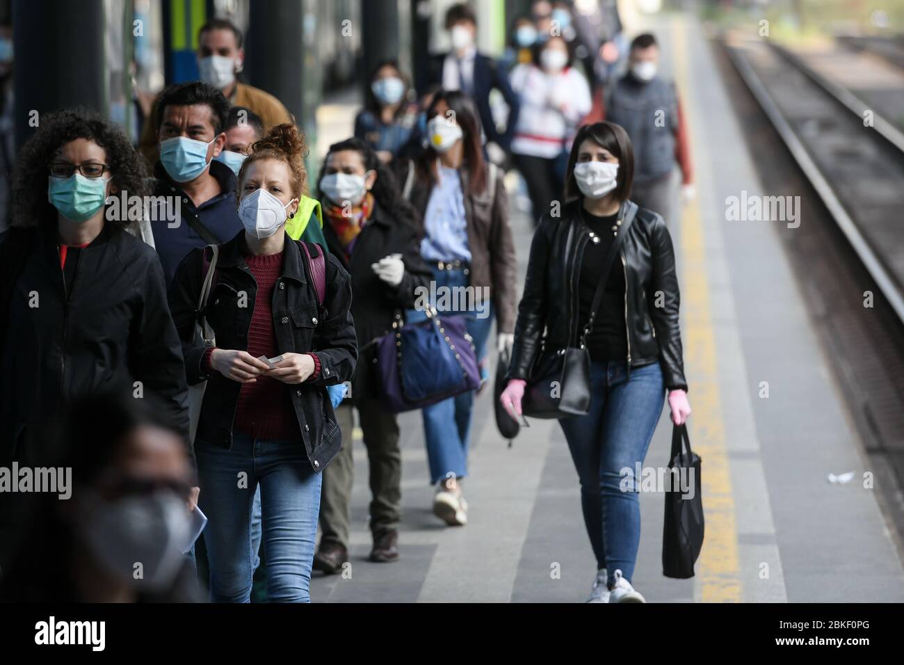 Milano, Italia - 4 maggio 2020: Pendolari alla stazione di Cadorna il primo giorno della seconda fase, mentre l'Italia è destinata ad alleggerire gradualmente le misure di blocco del coronavirus Covid-19. Credit: Piero Crociatti/Alamy Live News Foto Stock