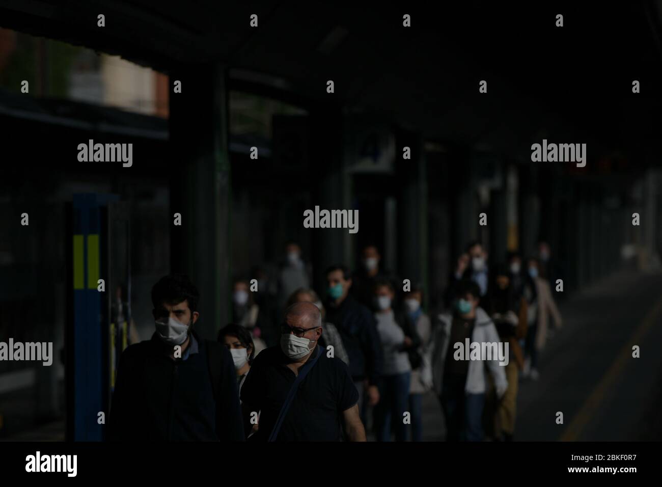 Milano, Italia - 4 maggio 2020: Pendolari alla stazione di Cadorna il primo giorno della seconda fase, mentre l'Italia è destinata ad alleggerire gradualmente le misure di blocco del coronavirus Covid-19. Credit: Piero Crociatti/Alamy Live News Foto Stock