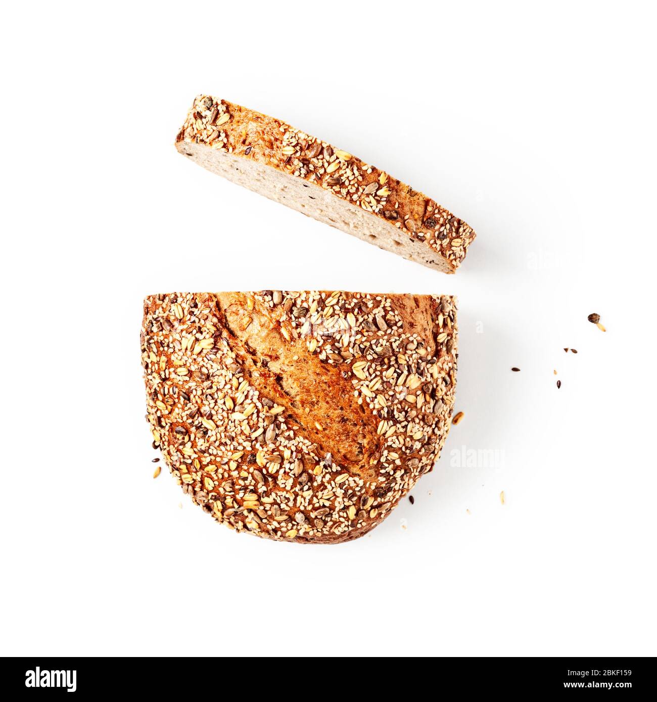 Composizione creativa di pane multigranato isolata su sfondo bianco tracciato di ritaglio incluso. Pane di segale intero a fette con semi diversi. Eatina sana Foto Stock