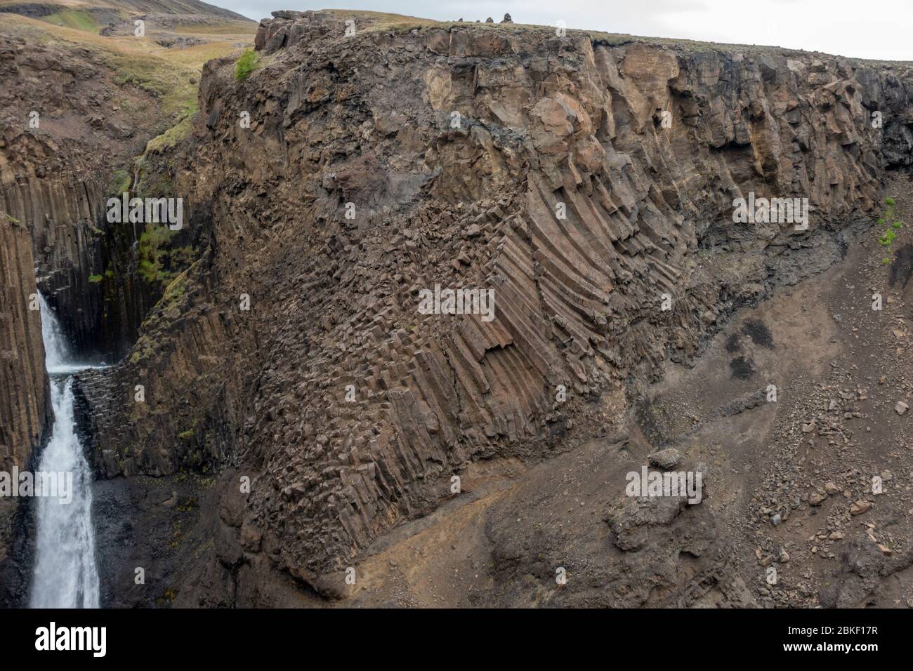 Dettaglio della massiccia geologia delle colonne basaltiche della splendida cascata di Littanesfoss, dove l'acqua cade, l'Islanda. Foto Stock