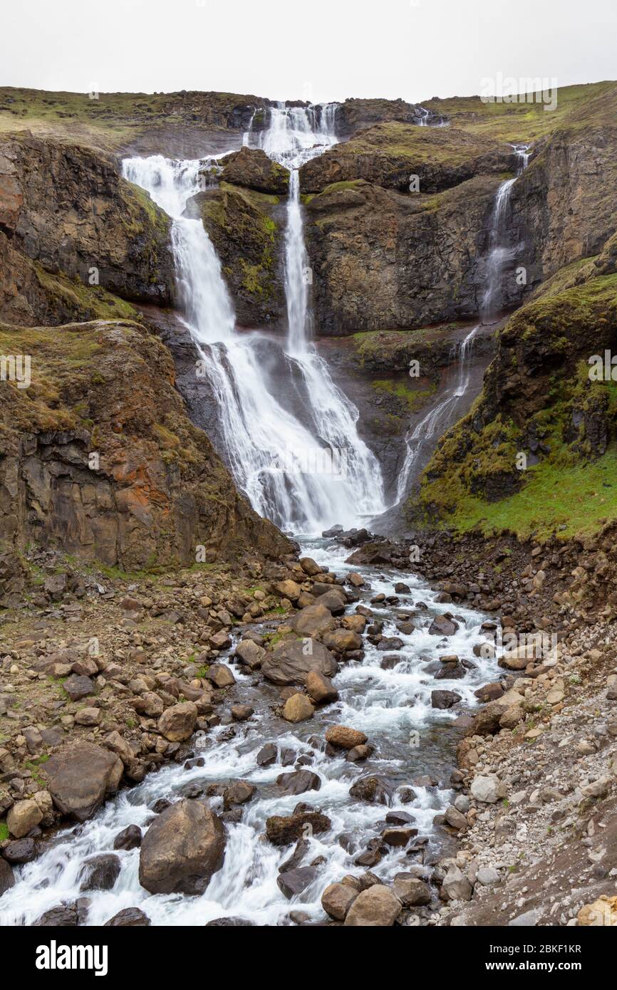 La cascata Rjukandafoss sul lato della circonvallazione nel nord-est dell'Islanda. Foto Stock