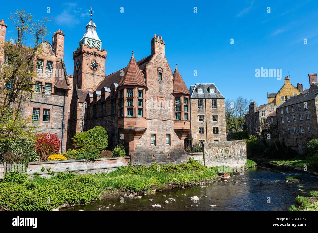 Pittoresco villaggio di Dean (ex edifici di mulino) sulle acque di Leith nel West End di Edimburgo, Scozia, Regno Unito Foto Stock