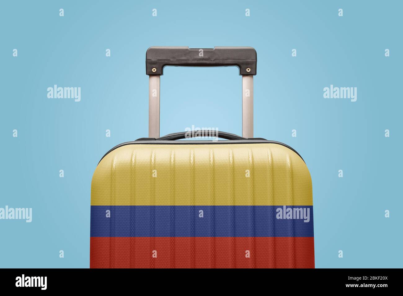 Valigia con bandiera colombiana design viaggio idea Sud America. Foto Stock