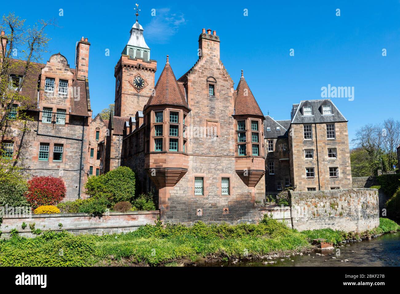 Pittoresco villaggio di Dean (ex edifici di mulino) sulle acque di Leith nel West End di Edimburgo, Scozia, Regno Unito Foto Stock