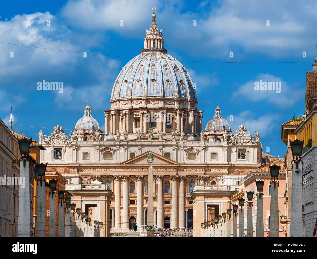 Vista della bellissima Basilica di San Pietro, centro del cattolicesimo e punto di riferimento della città, da Via della conciliazione Foto Stock