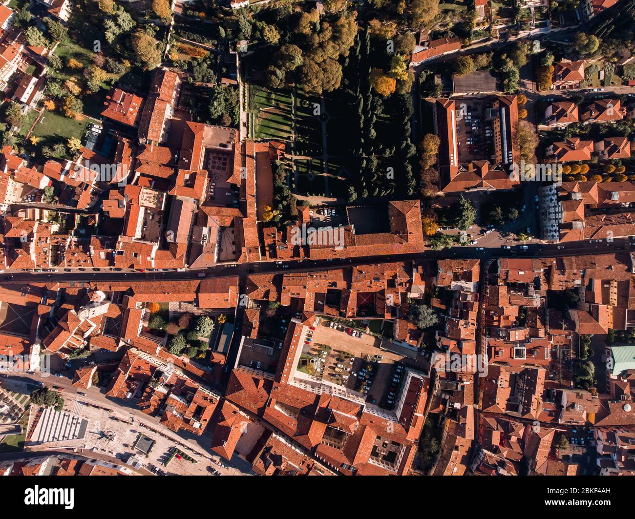 Geometria architettura della città europea, con edifici densi muri, case cittadine tetti in mattoni, parchi verdi, Sunny autunno giorno. Vista dall'alto Foto Stock