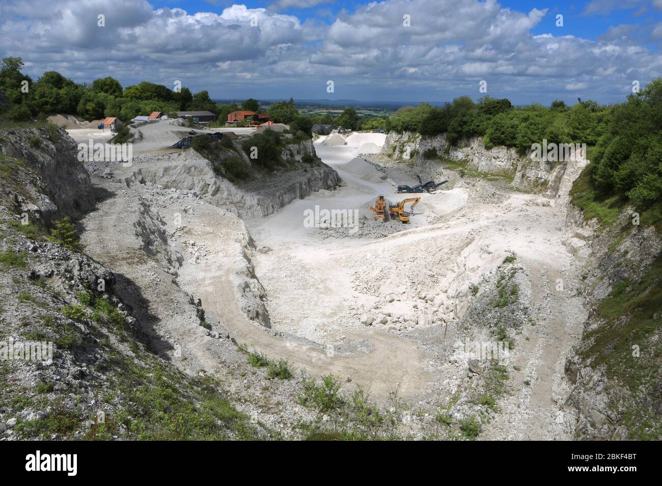 verso sud si affaccia su una cava di gesso con nuvole soffocate in un giorno d'estate Foto Stock