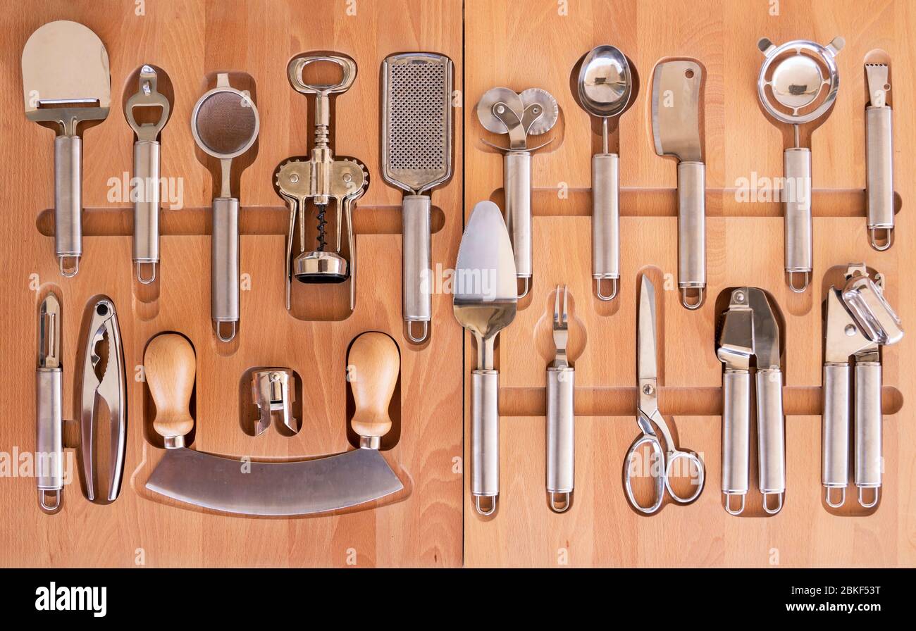 Utensili da cucina professionali per una cucina moderna in una scatola  elegante di legno marrone Foto stock - Alamy
