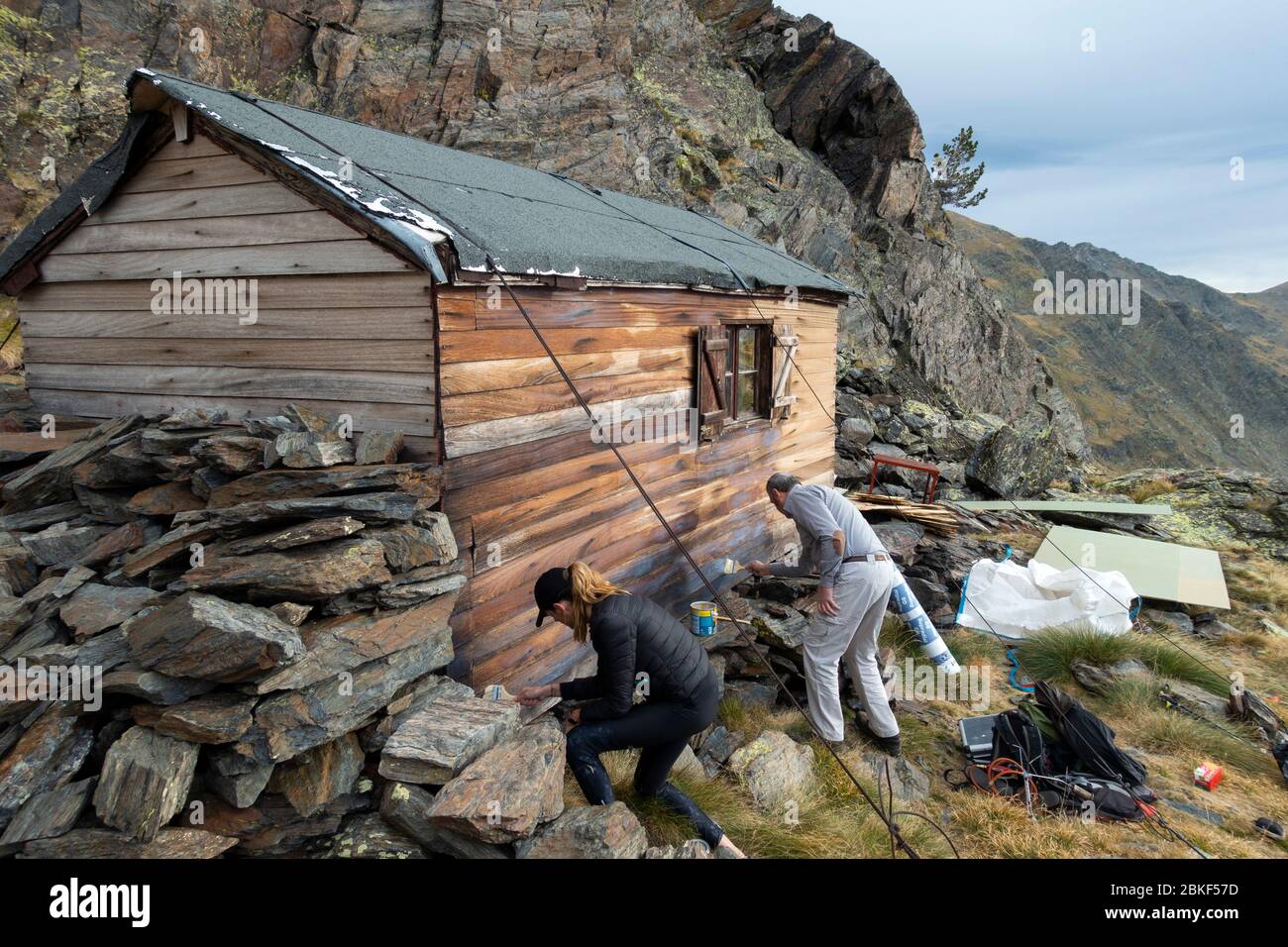 Persone che riparano una montagna shelter.Comapedrosa Natural Park.Andorra Foto Stock