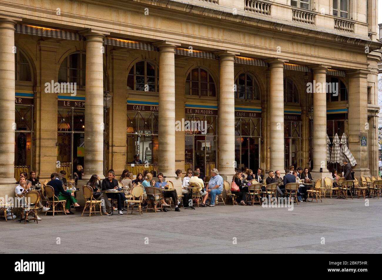 Persone al Cafe Bar Nemours, Place Colette, vicino al Louvre, Parigi, Francia Foto Stock