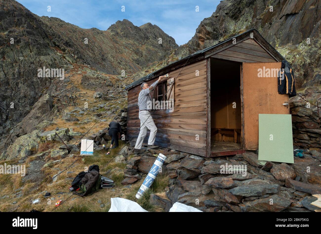 Persone che riparano una montagna shelter.Comapedrosa Natural Park.Andorra Foto Stock