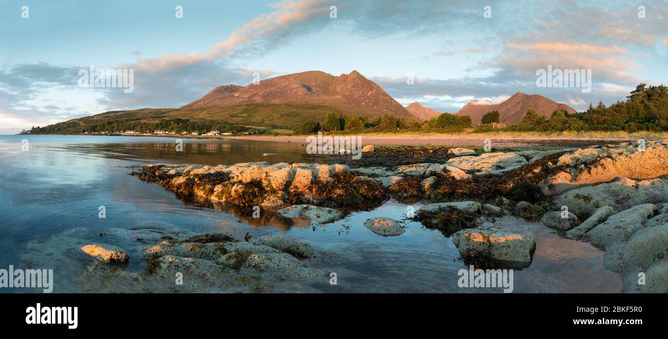 Vista panoramica della baia di Sannox all'alba, Arran Foto Stock