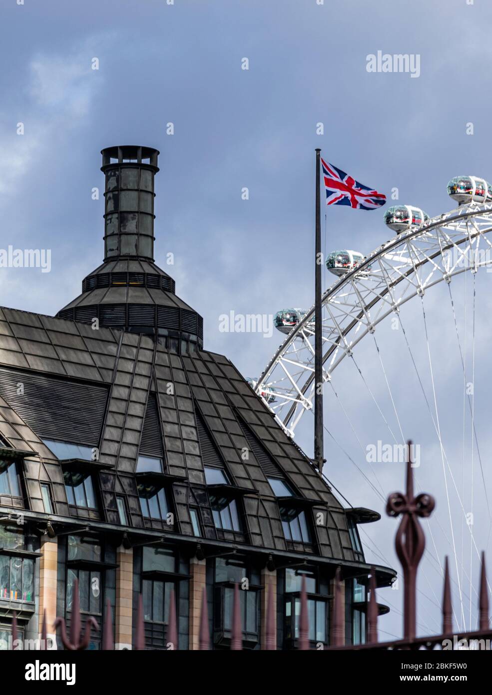 Bandiera britannica e il London Eye come sfondo, Londra, Regno Unito Foto Stock