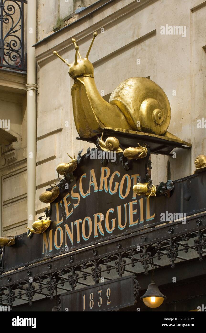 L'Escargot Montorgueil Restaurant esterno con lumache dorate sul cartello Rue Montorgueil, Parigi, Francia Foto Stock