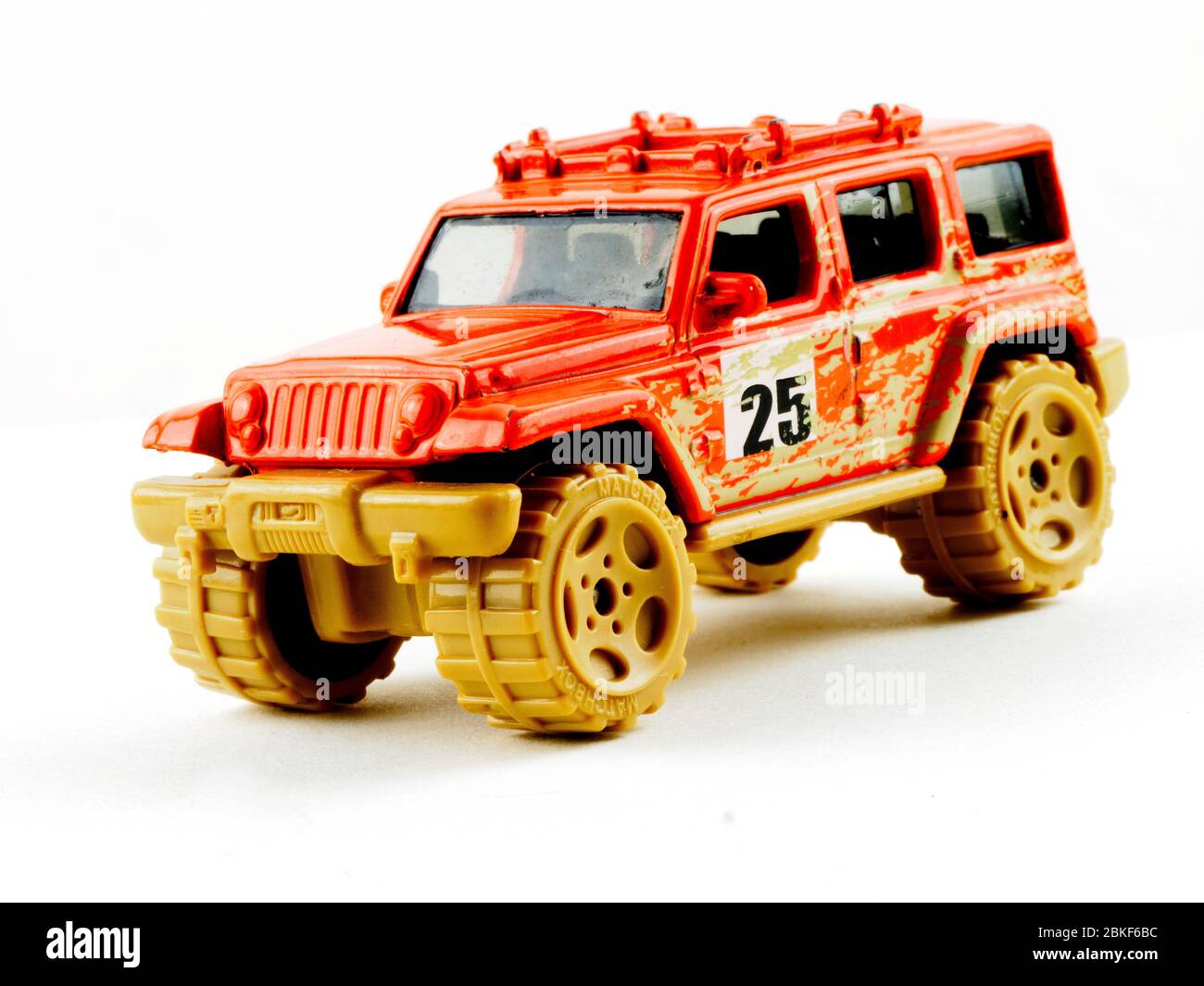 Modello di giocattolo Matchbox Jeep isolato su sfondo bianco Foto Stock