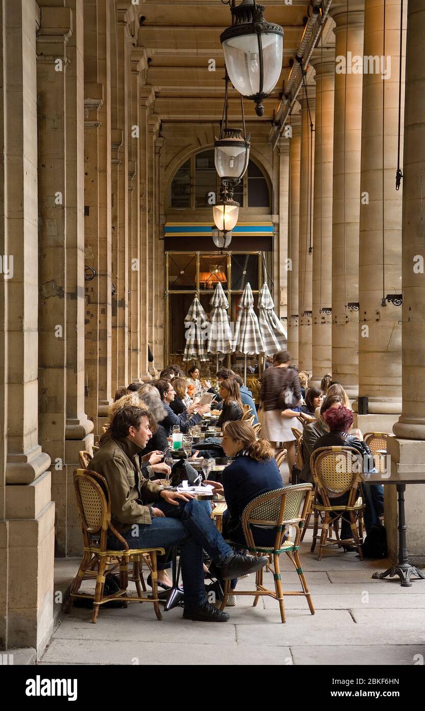 Persone al Cafe Bar Nemours, Place Colette, vicino al Louvre, Parigi, Francia Foto Stock