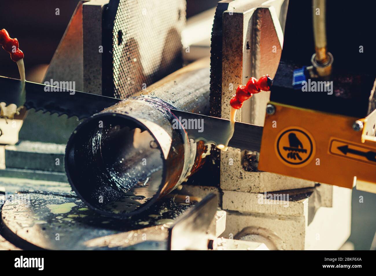 Sega circolare a nastro per il taglio di metallo con raffreddamento ad  acqua Foto stock - Alamy