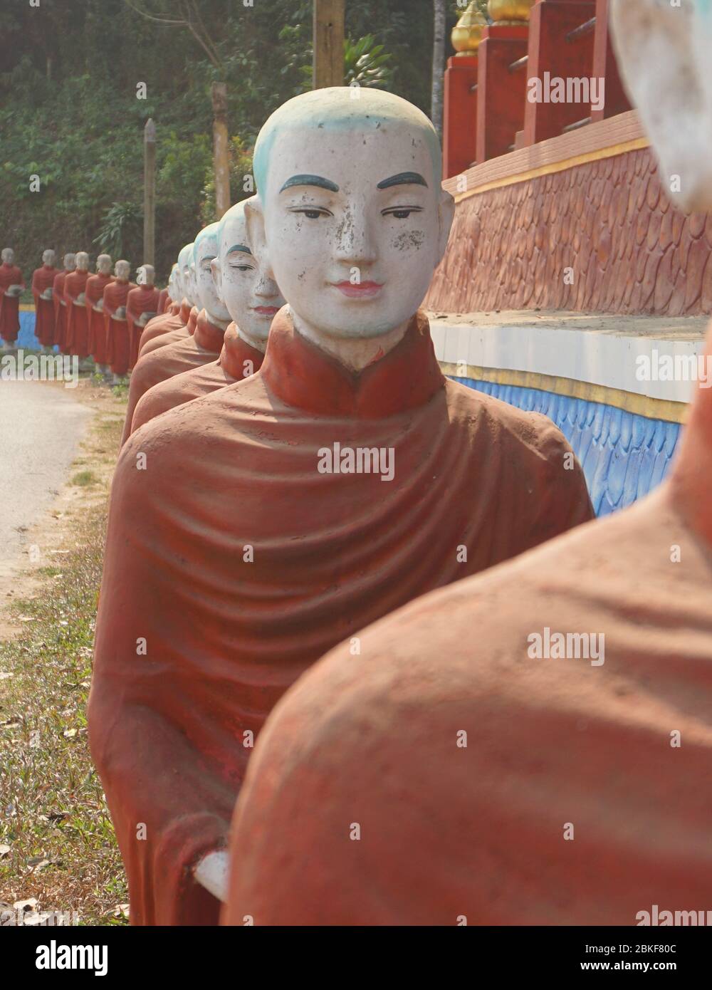 HPa An, Birma. 03th Mar, 2020. Primo: 03.03.2020 Viaggi, turismo, turismo, Asia, paese e persone Myanmar, hPa-an, Monche, sculture | uso nel mondo Credit: dpa/Alamy Live News Foto Stock