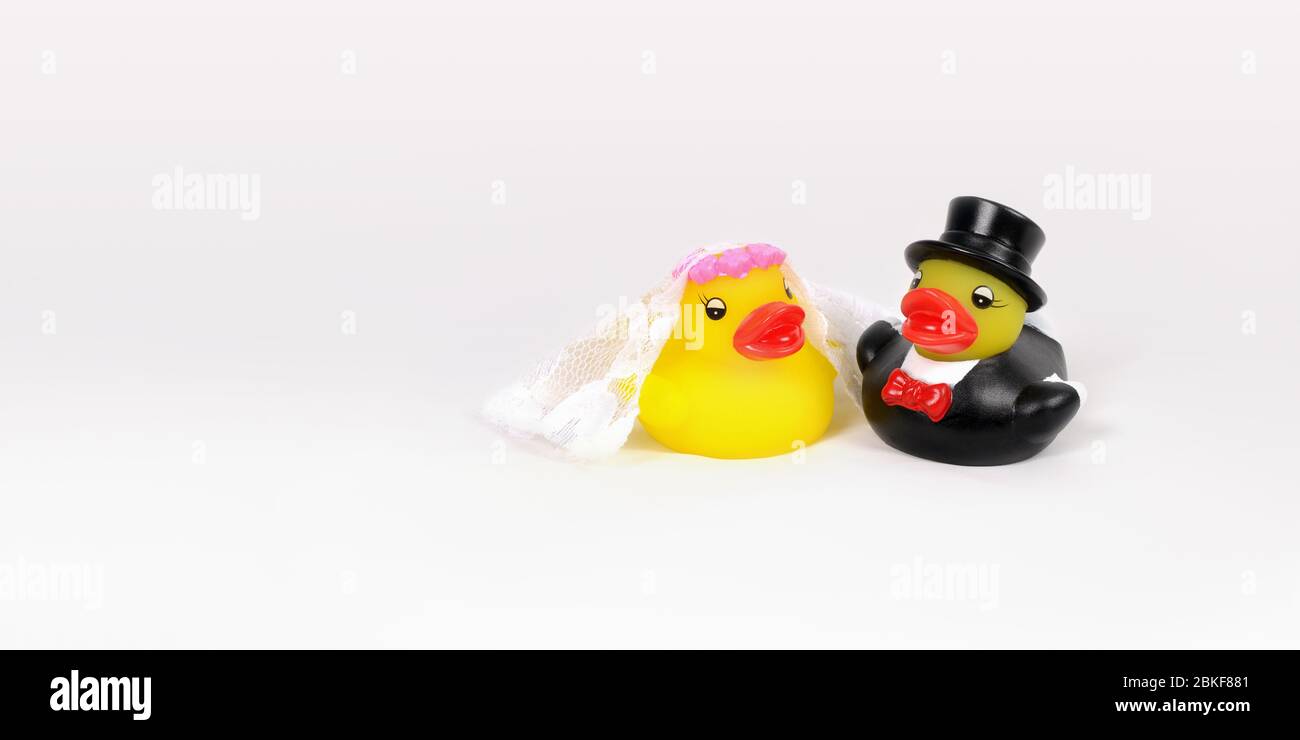 Anatroccoli di gomma vestiti come coppia di nozze su sfondo bianco con spazio di copia. Foto Stock