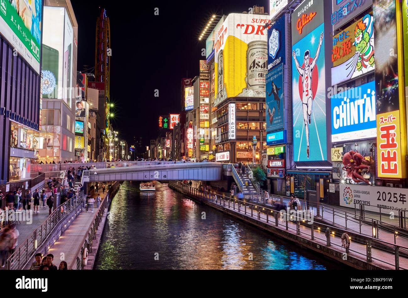 Osaka / Giappone - 21 maggio 2018: Canale Dotonbori illuminato al neon nel centro di Osaka, popolare area di intrattenimento e una delle principali destinazioni turistiche i Foto Stock