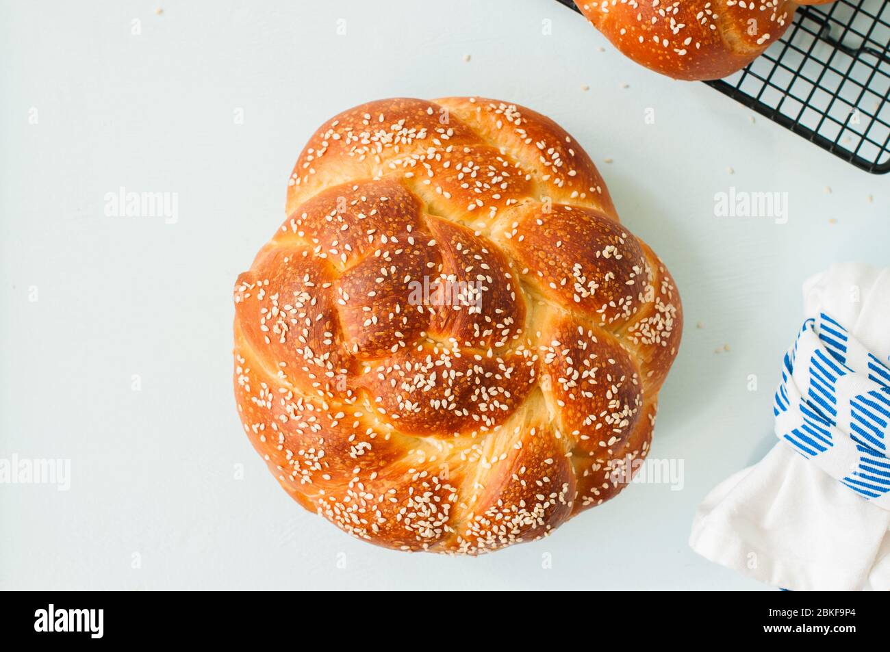 Challah rotondo fatta in casa con semi di sesamo. Tradizionale pasticceria ebraica appena sfornata. Vista dall'alto. Foto Stock