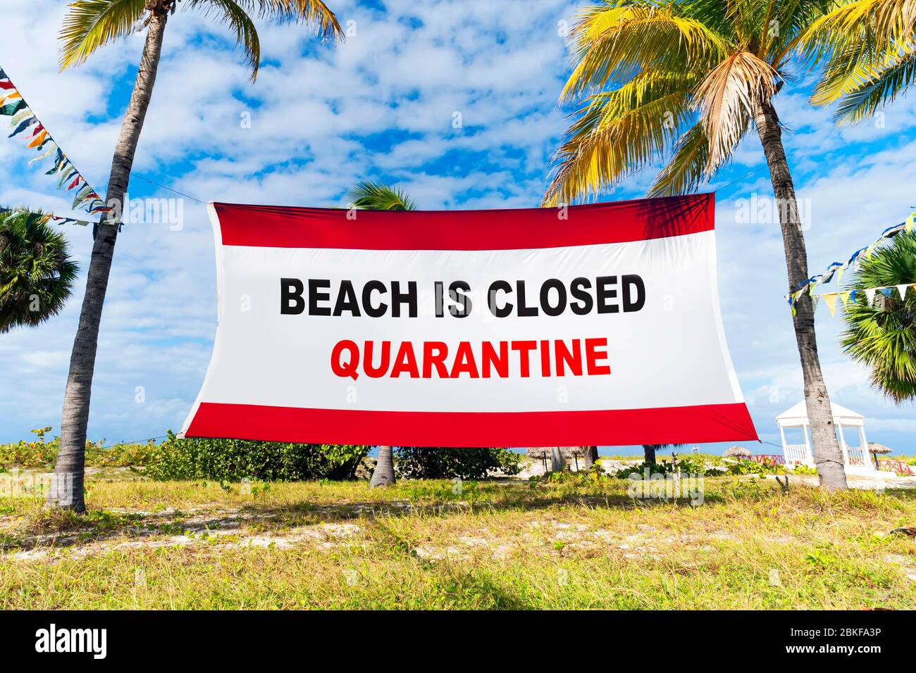 A causa della pandemia di Corona Virus Covid-19, le spiagge sono chiuse. Le vacanze in spiaggia sono vietate. L'ingresso al mare è chiuso. Non puoi nuotare o prendere il sole Foto Stock