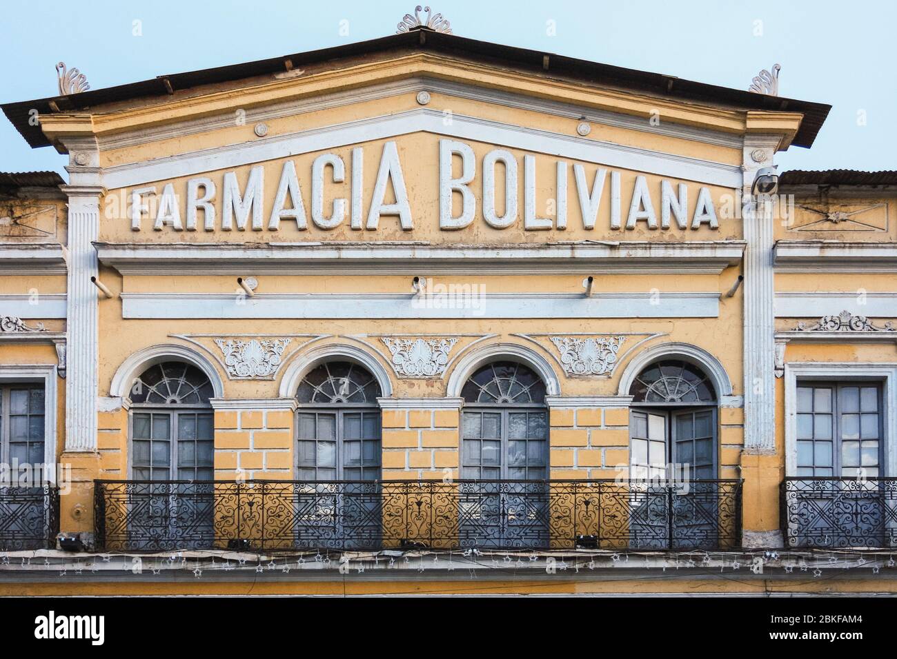 Cochabamba, Bolivia; febbraio 3 2011: Antico edificio della Farmacia Boliviana situato nella Plaza de Armas di Cochabamba Foto Stock