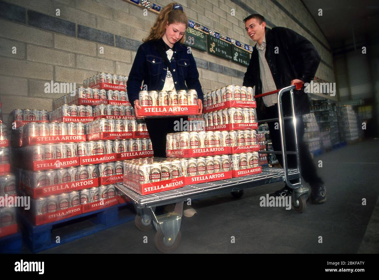 British Booze turisti in stock con birra a Calais Francia 2001 Foto Stock