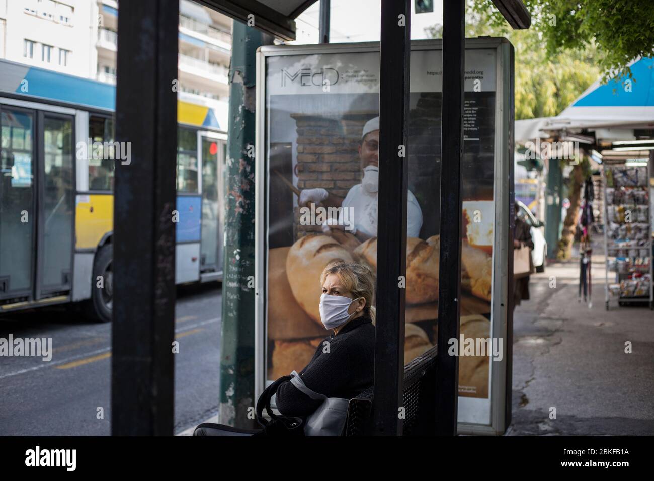 Athen, Grecia. 04 maggio 2020. Una donna sta aspettando in centro per l'autobus. In Grecia, i cittadini hanno potuto lasciare le loro case senza restrizioni da lunedì, ma non possono recarsi in un'altra prefettura. I saloni per parrucchieri, i negozi di elettricità e le librerie stanno riaprendo. Le maschere saranno obbligatorie da lunedì nei trasporti pubblici, negli ascensori e negli ospedali, nonché negli ambulatori medici. Credit: Socrates Baltagiannis/dpa/Alamy Live News Foto Stock