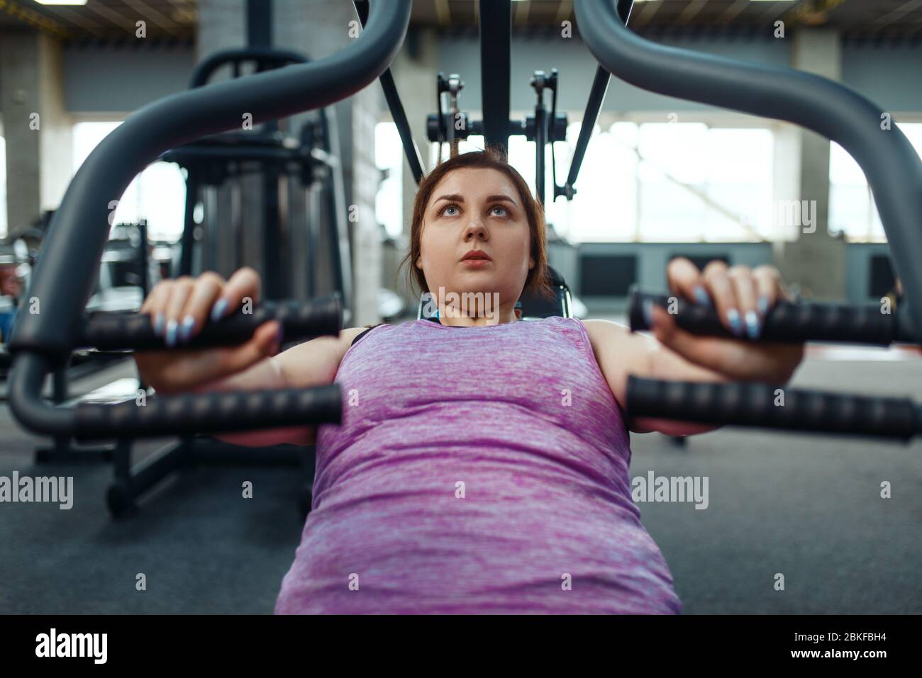 Donna in sovrappeso su macchina da ginnastica, vista dall'alto Foto Stock