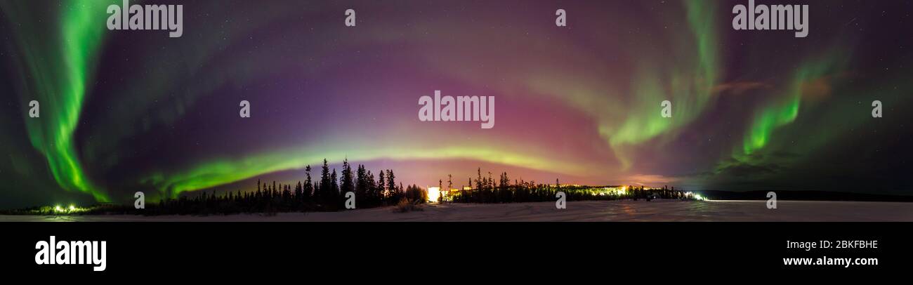 Panorama verde multicolore Violet vibrante Aurora Borealis Polaris, aurora boreale nel cielo notturno sopra inverno paesaggio della Lapponia, Norvegia, Scandinavia. Foto Stock