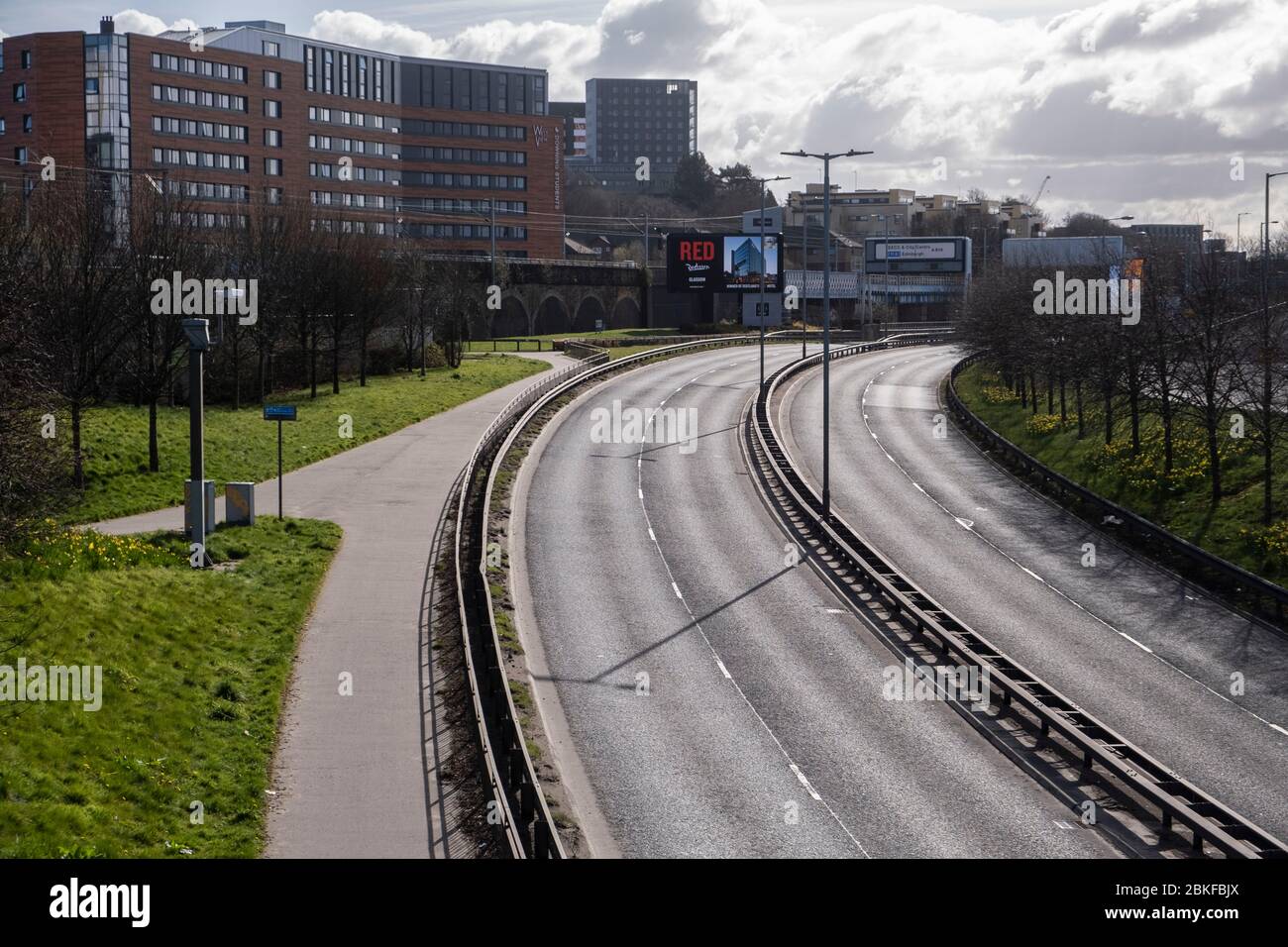 Una tranquilla superstrada a Glasgow durante la chiusura a chiave del Covid-19. Foto Stock