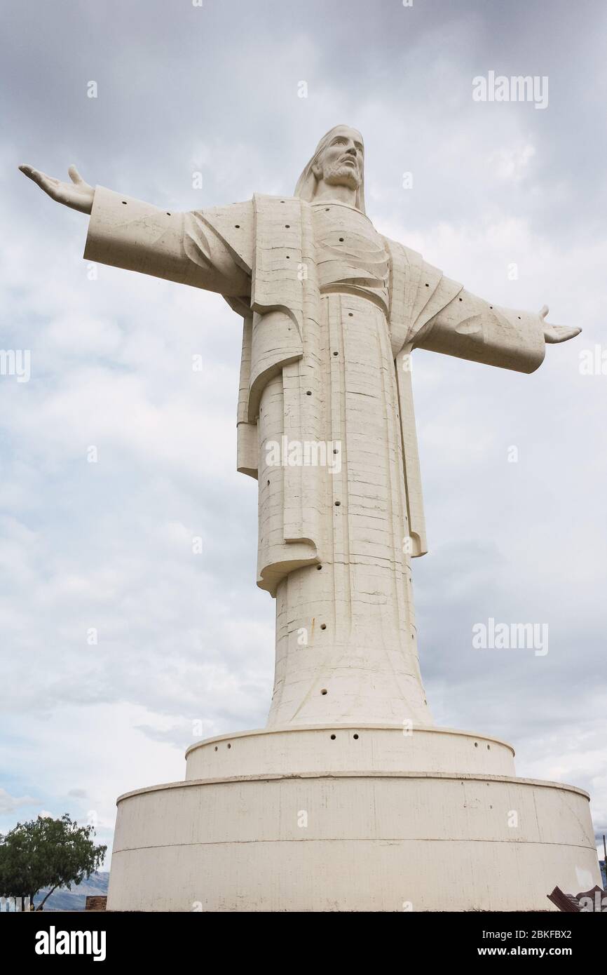 Cochabamba, Bolivia; 5 2011 febbraio: Statua monumentale del Cristo di Concord, situata in cima alla collina di San Pedro a Cochabamba Foto Stock